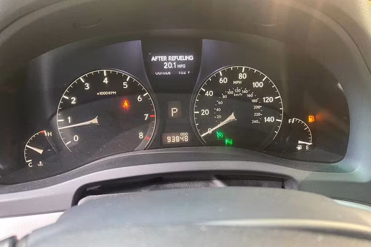 Hàng ghế trước có thể chỉnh điện 8 hướng cả ghế lái và ghế hành khách, đồng thời hàng ghế trước cũng được nâng cấp sưởi và làm mát. Ghế lái có thêm bộ nhớ 3 vị trí tiện nghi hơn. Các trang bị nâng cấp nội thất còn có hệ thống âm thanh Mark Levinson 15 loa công suất 330 watt, có thêm kết nối Bluetooth, USB.