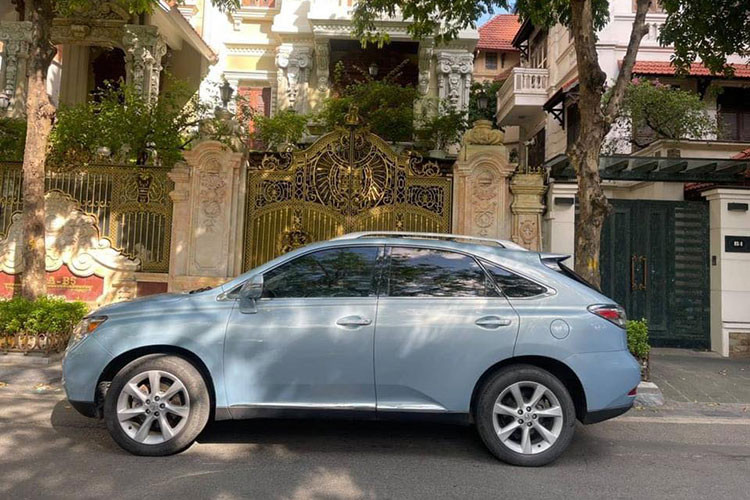 Cũng giống như hãng xe mẹ là Toyota, những mẫu xe đến từ thương hiệu Lexus đều có khả năng giữ giá rất ổn định. So với các đối thủ Audi Q5 hay BMW X3 cùng đời, giá xe Lexus RX350 2010 bán lại có mức cao hơn khá nhiều. Tham khảo có thể thấy, Audi Q5 đời 2010 chỉ có giá khoảng 1 tỷ đồng hoặc thấp hơn trong khi BMW X3 2010 chỉ có giá 800 – 900 triệu đồng.