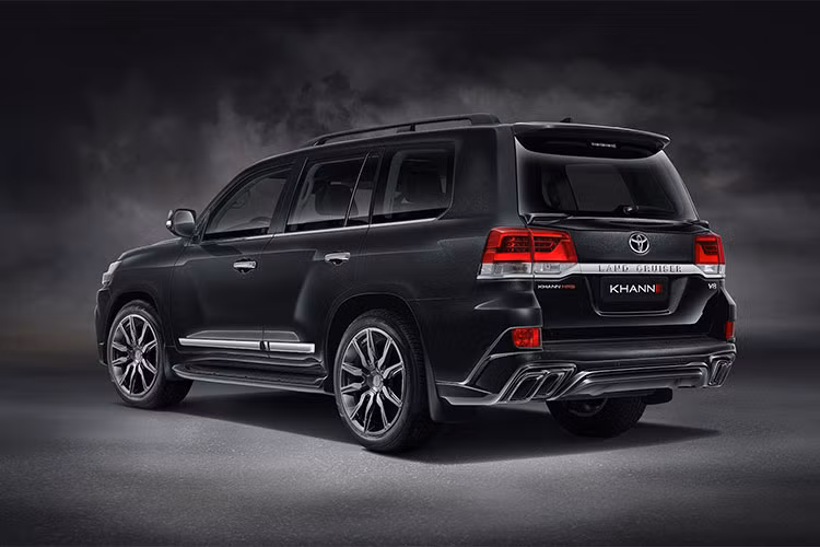 Mẫu SUV cỡ lớn của gia đình Toyota đã được nâng cấp lần gần đây nhất vào tháng 8/2015. Mẫu xe này được trang bị gói an toàn chủ động Toyota Safety Sense P tiêu chuẩn với tính năng phát hiện người đi bộ, kiểm soát hành trình bằng radar, màn hình quan sát đa địa hình toàn cảnh, cảnh báo chuyển làn đường và đèn pha tự động.