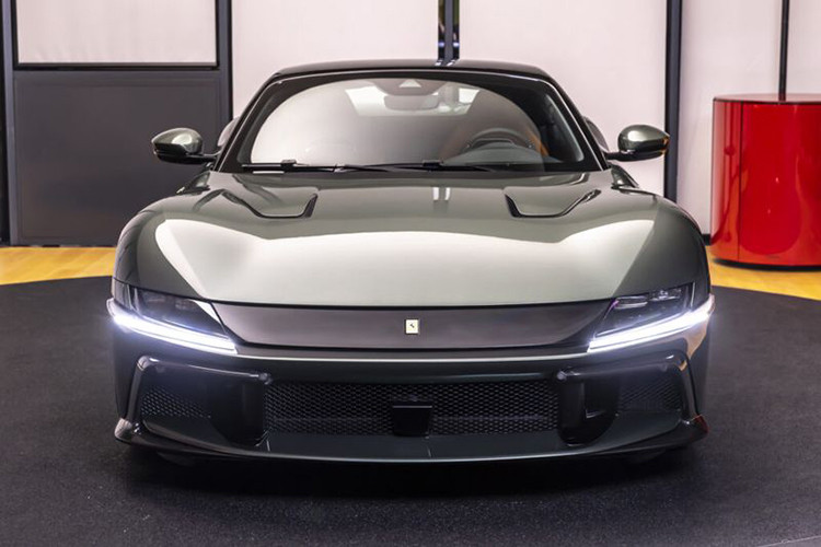 Và khi được nhân viên này chia sẻ có 2 suất mua xe Ferrari 12Cilindri đầu tiên ở Việt Nam, Cường Đô la đã nhanh chóng để lại bình luận "Ok 1 nhé", pha chốt mua xe online này đã khiến cư dân mạng thích thú, và nể sự đam mê siêu xe, cũng như quan tâm đến thương hiệu Ferrari từ tay chơi siêu xe hàng đầu Việt Nam.