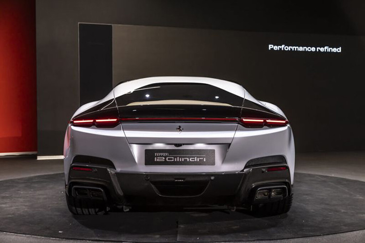 Ferrari 12Cilindri sở hữu trái tim V12, hút khí tự nhiên, dung tích 6,5 lít tạo ra công suất 819 mã lực và mô-men xoắn cực đại 678 Nm. Ferrari cho biết 12Cilindri Coupe có thể tăng tốc từ vị trí xuất phát lên 100 km/h trong 2,9 giây, 0-200 km/h trong 7,9 giây và đạt tốc độ tối đa 340 km/h.