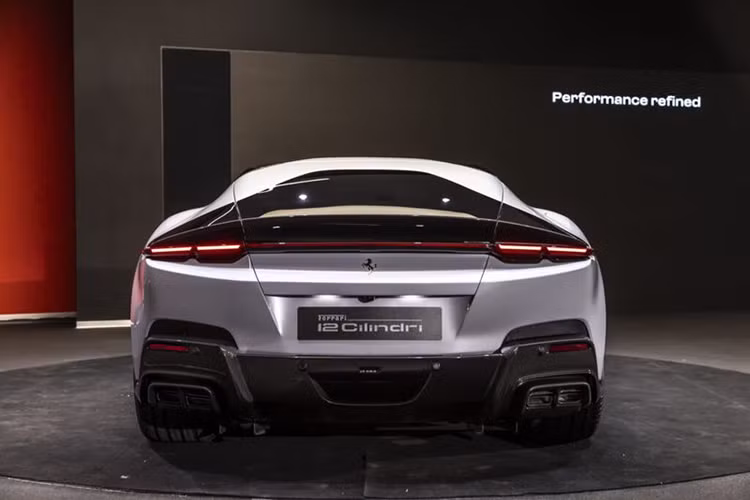 Ferrari 12Cilindri sở hữu trái tim V12, hút khí tự nhiên, dung tích 6,5 lít tạo ra công suất 819 mã lực và mô-men xoắn cực đại 678 Nm. Ferrari cho biết 12Cilindri Coupe có thể tăng tốc từ vị trí xuất phát lên 100 km/h trong 2,9 giây, 0-200 km/h trong 7,9 giây và đạt tốc độ tối đa 340 km/h.