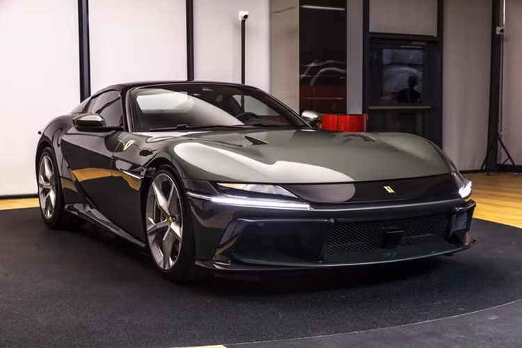 Trước đó, Cường Đô la cũng đã đặt mua chính hãng chiếc siêu xe mui trần Ferrari SF90 Spider với giá bán hơn 50 tỷ đồng, nó nhanh chóng trở thành chiếc siêu xe đắt đỏ nhất mà tay chơi xe phố núi sở hữu, kể từ khi mua chiếc Lamborghini Gallardo vào năm 2007.