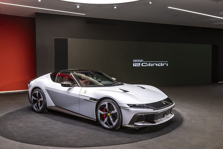 Bản Spider chậm hơn một chút, cần 2,95 giây để đạt tốc độ 100 km/h và 8,2 giây để đạt tốc độ 200 km/h. Mức giá xe Ferrari 12Cilindri tại thị trường quốc tế là 395.000 euro (khoảng 10,78 tỷ đồng) cho bản coupe và 435.000 euro (tương đương 11,87 tỷ đồng) đối với bản mui trần.