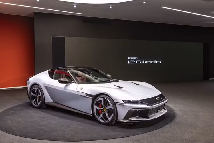 Bản Spider chậm hơn một chút, cần 2,95 giây để đạt tốc độ 100 km/h và 8,2 giây để đạt tốc độ 200 km/h. Mức giá xe Ferrari 12Cilindri tại thị trường quốc tế là 395.000 euro (khoảng 10,78 tỷ đồng) cho bản coupe và 435.000 euro (tương đương 11,87 tỷ đồng) đối với bản mui trần.