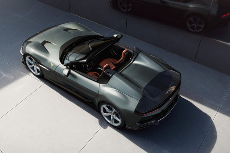 Hệ thống âm thanh Burmester 15 loa cao cấp được Ferrari cung cấp dưới dạng trang bị tùy chọn cho mẫu xe này. Đáng chú ý là dàn nút bấm cảm ứng điện dung trên vô lăng đã từng gây tranh cãi trên 296 vẫn được sử dụng trên 12Cilindri mới. Dù vậy, chi tiết này đã được thiết kế lõm vào tại trung tâm một chút để người dùng dễ thao tác hơn.