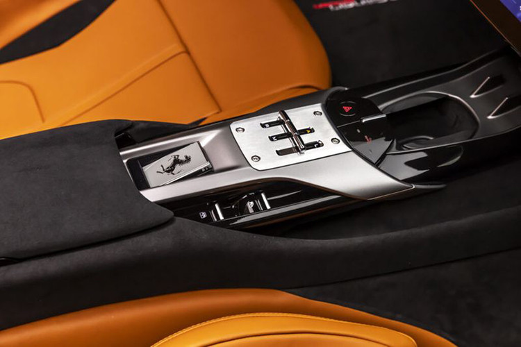 Ferrari 12Cilindri có khoang cabin hiện đại với màn trung tâm 10,25 inch đặt cạnh bảng đồng hồ kỹ thuật số lớn gấp rưỡi (15,6 inch). Không chỉ vậy, xe còn được bổ sung một màn hình giải trí 8,8 inch dành riêng cho hành khách ngồi bên phụ.