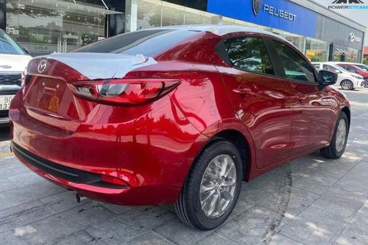 Qua những hình ảnh chụp tại đại lý và trung tâm kiểm định khí thải, có thể thấy Mazda2 2023 thế hệ mới ở Việt Nam sở hữu ngoại hình tương tự xe đã ra mắt Thái Lan vào hồi tháng 6 năm nay. Điều này không có gì lạ vì xe ở Việt Nam vốn được nhập khẩu nguyên chiếc từ Thái Lan.