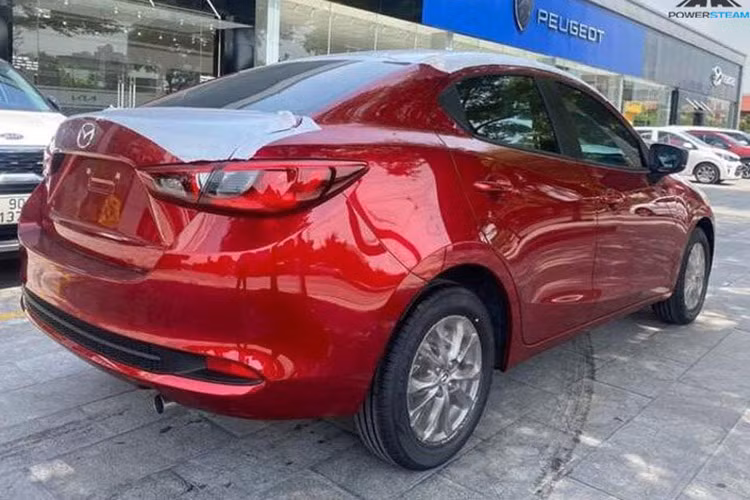 Qua những hình ảnh chụp tại đại lý và trung tâm kiểm định khí thải, có thể thấy Mazda2 2023 thế hệ mới ở Việt Nam sở hữu ngoại hình tương tự xe đã ra mắt Thái Lan vào hồi tháng 6 năm nay. Điều này không có gì lạ vì xe ở Việt Nam vốn được nhập khẩu nguyên chiếc từ Thái Lan.
