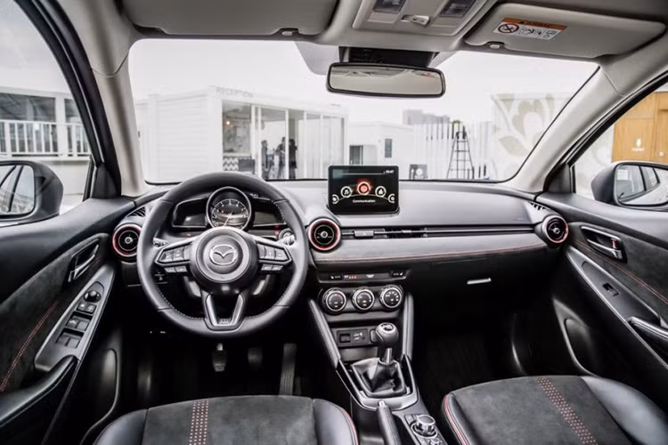 Hiện chưa có thông tin về trang bị của Mazda2 2023 ở Việt Nam. Trong khi đó, tại Thái Lan, xe sở hữu đèn pha tự động bật/tắt, gương chiếu hậu chỉnh điện/gập điện/tích hợp báo rẽ, cần gạt nước tự động...