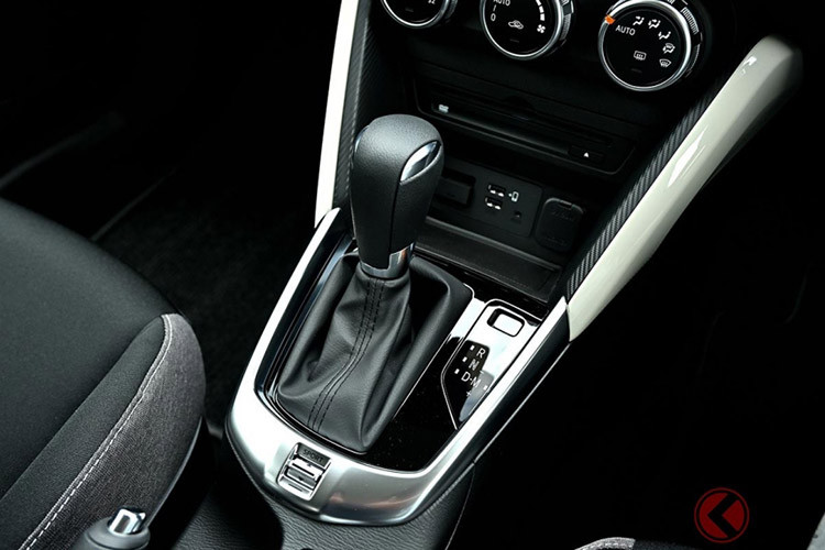 Vô lăng xe chỉnh 4 hướng, tích hợp phím chức năng/lẫy chuyển số thể thao, ghế lái chỉnh điện 6 hướng/nhớ 2 vị trí, ghế sau gập lưng ghế 60:40, màn hình trung tâm 7 inch, hỗ trợ kết nối Apple CarPlay/Android Auto không dây, sạc điện thoại không dây và điều hòa tự động.