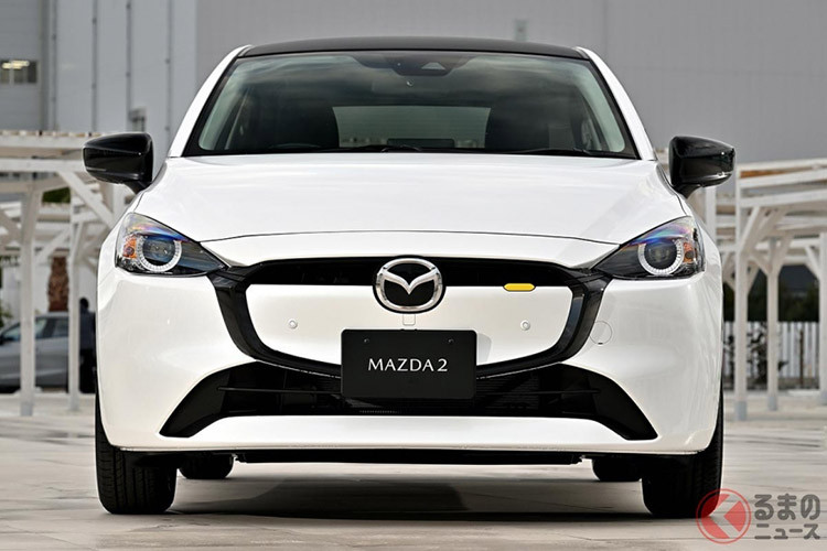 Ngoài ra, Mazda2 2023 tại Thái Lan còn có những trang bị an toàn như 2 túi khí trước, 8 cảm biến hỗ trợ đỗ xe chia đều trước/sau, camera 360 độ, hệ thống kiểm soát hành trình thích ứng bằng radar,...