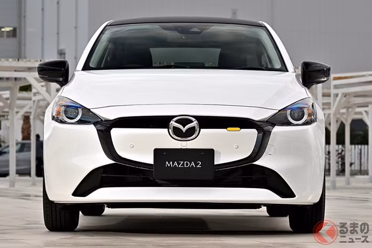 Ngoài ra, Mazda2 2023 tại Thái Lan còn có những trang bị an toàn như 2 túi khí trước, 8 cảm biến hỗ trợ đỗ xe chia đều trước/sau, camera 360 độ, hệ thống kiểm soát hành trình thích ứng bằng radar,...