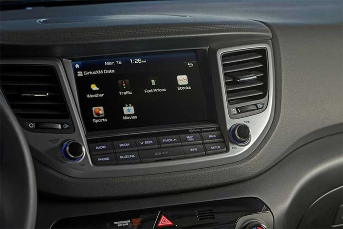 Ngoài ra, Hyundai Tucson Sport 2018 còn được trang bị vành 19 inch, hệ thống hỗ trợ chuyển làn đường, cảnh báo giao thông phía sau khi lùi, điều hòa tự động 2 vùng và khóa/mở cửa cũng như khởi động máy không cần chìa khóa. Riêng Tucson Sport 2018 bản dẫn động 4 bánh toàn thời gian có thêm cần gạt sưởi kính chắn gió tiêu chuẩn.