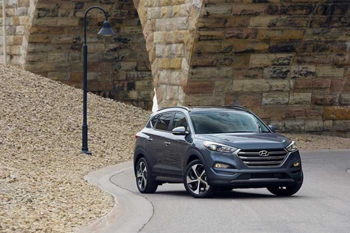 Trong khi hai đối thủ Nhật Bản là Honda CR-V và Mazda CX-5 đều ra mắt thế hệ mới, thì mẫu xe Hyundai Tucson cũng vừa được thương hiệu ôtô Hàn Quốc nâng cấp một số chi tiết trên phiên bản mới - cụ thể là Hyundai Tucson Sport 2018. Mẫu xe này sẽ được trình làng tại triển lãm ôtô New York 2018 diễn ra vào tuần tới.