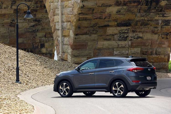 Xét về diện mạo, Hyundai Tucson Sport 2018 bản nâng cấp sở hữu thiết kế cứng cáp, khỏe khoắn. Phần đầu xe với lưới tản nhiệt hình lục giác gồm ba thanh ngang mạ cờ-rôm xếp song song nhau, nối cùng cụm đèn pha tích hợp dải đèn LED chiếu sáng ban ngày sắc sảo.
