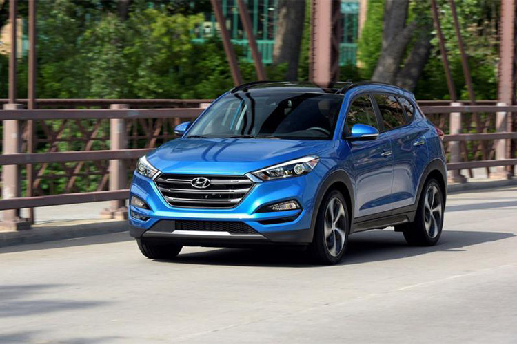 Điểm nhấn đáng quan tâm nhất của Hyundai Tucson Sport 2018 chính là động cơ xăng 4 xi-lanh, dung tích 2,4 lít mới, tạo ra công suất tối đa 181 mã lực và mô-men xoắn cực đại 237 Nm. Sức mạnh được truyền tới bánh thông qua hộp số tự động 6 cấp. Khi mua Hyundai Tucson Sport 2018, khách hàng Mỹ có thể chọn giữa hệ dẫn động cầu trước hoặc 4 bánh.