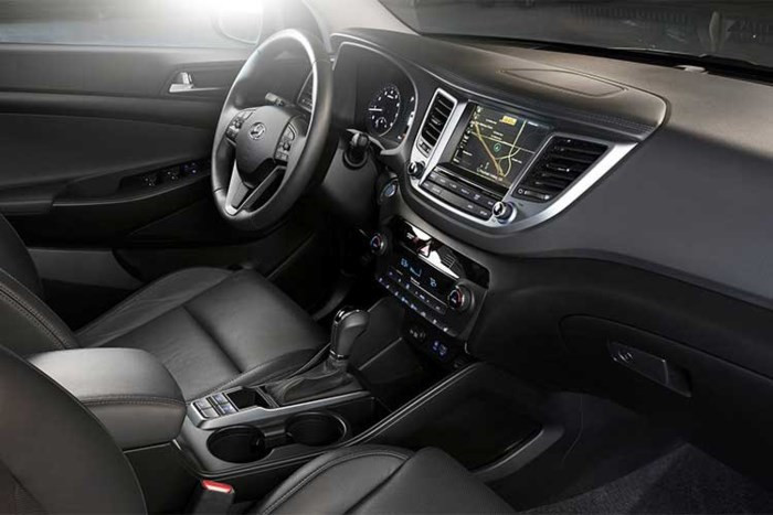 So với động cơ 4 xi-lanh, tăng áp, dung tích 1,6 lít cũ có công suất tối đa 175 mã lực và mô-men xoắn cực đại 264 Nm của Hyundai Tucson Sport, máy xăng 2,4 lít mới mạnh hơn một chút. Bản Sport được định vị giữa bản SEL và SEL Plus. Do đó, xe sẽ đi kèm toàn bộ trang bị của bản SEL như ghế lái chỉnh điện, ghế trước sưởi, đèn sương mù và hệ thống cảnh báo điểm mù.