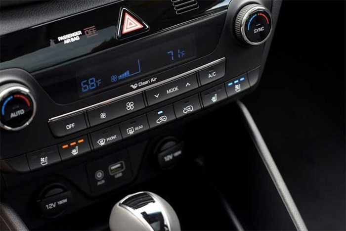 Tucson Sport 2018 cũng được hãng xe Hàn Quôc trang bị hàng loạt trang bị tiện nghi như ghế lái tích hợp chức năng sưởi, hệ thống thông tin giải trí với HD Radio, SiriusXM Radio, màn hình giải trí cảm ứng 7 inch, tương thích với Android Auto và Apple CarPlay... cùng các trang bị nội thất tuỳ chọn khi khách hàng muốn bổ xung thêm.