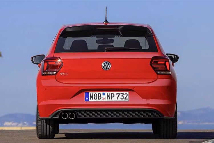 Dòng chữ GTI cũng đã xuất hiện bên cạnh Volkswagen 2018 để phân biệt chiếc xe với phiên bản thường. Thay vì ống xả kép đối cứng hai bên, phiên bản này được trang bị ống xả kép nằm lệch về bên tay phải. Kết thúc những thay đổi ngoại thất của xe là bộ mâm 17 inch Parker. 