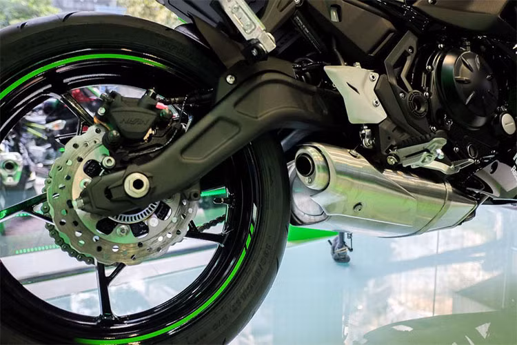 Ninja 650 mới vẫn được trang bị động cơ DOHC, làm mát bằng dung dịch, dung tích 649cc, sản sinh công suất tối đa 68 mã lực tại vòng tua máy 8.000 vòng/phút và mô-men xoắn cực đại 65.70 Nm tại vòng tua máy 6.500 vòng/phút. Động cơ kết hợp với hộp số 6 cấp và có sự hỗ trợ của công nghệ chống trượt bánh khi dồn số gấp Slipper Clutch.