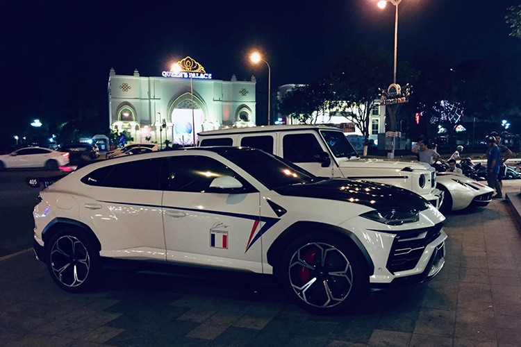 Cuối tuần vừa qua, một đoàn xe cứu hộ khoảng 4 chiếc chở theo những chiếc siêu xe của Minh Nhựa từ Sài thành vượt quãng đường dài hơn 1.000 km để tiến vào bãi đỗ xe ở sân bay quốc tế Đà Nẵng khiến không ít du khách quốc tế cũng như các bạn trẻ mê xe chú ý.