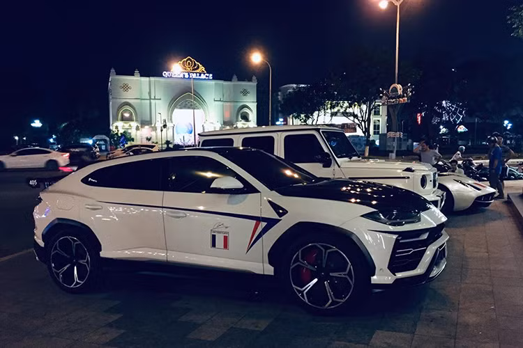 Cuối tuần vừa qua, một đoàn xe cứu hộ khoảng 4 chiếc chở theo những chiếc siêu xe của Minh Nhựa từ Sài thành vượt quãng đường dài hơn 1.000 km để tiến vào bãi đỗ xe ở sân bay quốc tế Đà Nẵng khiến không ít du khách quốc tế cũng như các bạn trẻ mê xe chú ý.