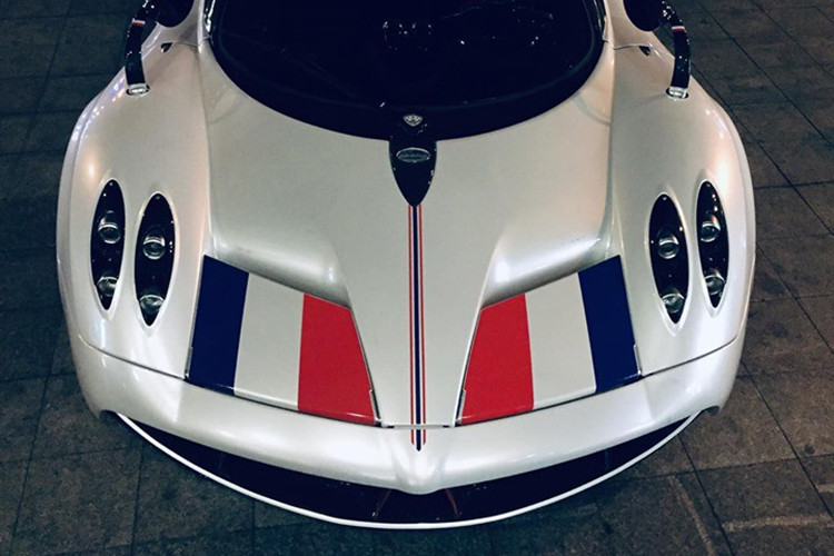 Đây cũng là lần đầu tiên Minh Nhựa cho thần gió Pagani Huayra di chuyển quãng đường dài hơn 1.000 km bằng xe chuyên dụng để đến Đà Nẵng dạo chơi. Ngoại thất chiếc Pagani Huayra hiện không còn mang bộ áo cam nguyên bản mà đã được dán lại màu trắng đi kèm các điểm nhấn thể hiện cách chơi xe riêng của doanh nhân 8X này.