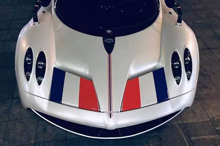 Đây cũng là lần đầu tiên Minh Nhựa cho thần gió Pagani Huayra di chuyển quãng đường dài hơn 1.000 km bằng xe chuyên dụng để đến Đà Nẵng dạo chơi. Ngoại thất chiếc Pagani Huayra hiện không còn mang bộ áo cam nguyên bản mà đã được dán lại màu trắng đi kèm các điểm nhấn thể hiện cách chơi xe riêng của doanh nhân 8X này.