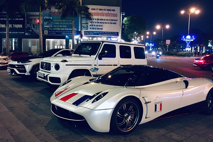 Sau khoảng 3 tiếng có mặt tại đây, bộ ba SUV hàng "khủng" của Minh Nhựa đã được đưa xuống mặt đường và di chuyển về một khách sạn nằm trên đường 2 tháng 9, phường Hòa Thuận Đông, quận Hải Châu, Đà Nẵng. Riêng "thần gió" Pagani Huayra được xe chuyên dụng chở về khách sạn.