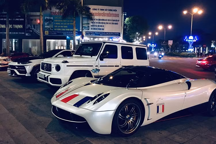 Sau khoảng 3 tiếng có mặt tại đây, bộ ba SUV hàng "khủng" của Minh Nhựa đã được đưa xuống mặt đường và di chuyển về một khách sạn nằm trên đường 2 tháng 9, phường Hòa Thuận Đông, quận Hải Châu, Đà Nẵng. Riêng "thần gió" Pagani Huayra được xe chuyên dụng chở về khách sạn.