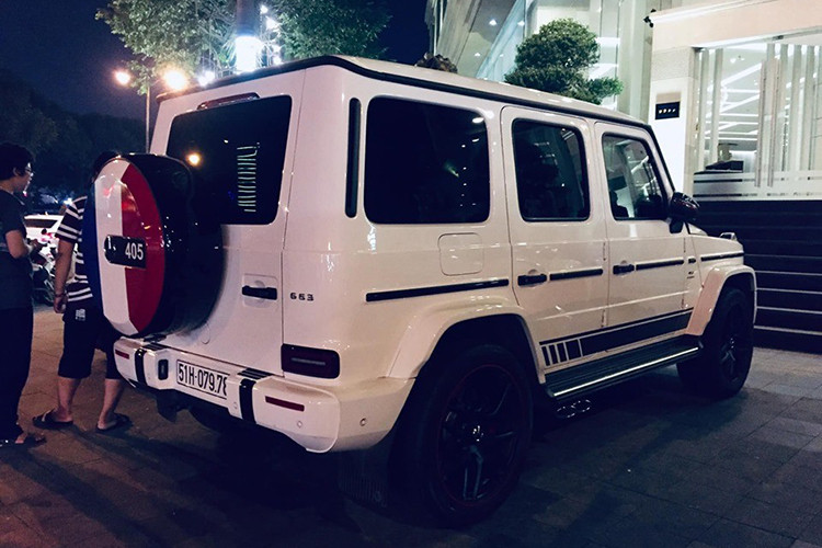 Ngoài ra còn có SUV siêu sang Range Rover Autobiography LWB 2018 đã được Minh Nhựa cho dán lại ngoại thất thành hai tông màu là trắng và đen hay "ông vua địa hình" Mercedes-AMG G63 Edition 1 có thùng đựng bánh xe dự phòng phía sau được dán 3 màu xanh dương, đỏ và trắng rất nổi bật. Dự tính cả dàn xe này có giá khoảng 130 tỷ đồng.