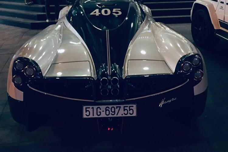 Cụ thể hơn, trên nắp capô thần gió Pagani Huayra hơn 80 tỷ đồng của Minh Nhựa được dán thêm hai sọc màu xanh dương và đỏ kết hợp cùng màu trắng của xe tạo thành logo riêng của gia đình cũng như Quốc kỳ nước Pháp. Quốc kỳ nước Pháp cũng xuất hiện một lần nữa bên hông siêu xe Pagani Huayra cửa phía bên tài, chân gương kính chiếu hậu và trên bộ mâm siêu khủng phía sau của xe.