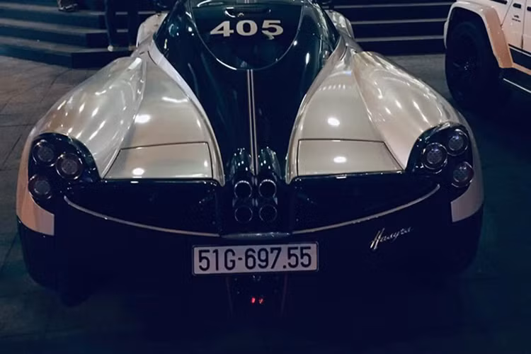 Cụ thể hơn, trên nắp capô thần gió Pagani Huayra hơn 80 tỷ đồng của Minh Nhựa được dán thêm hai sọc màu xanh dương và đỏ kết hợp cùng màu trắng của xe tạo thành logo riêng của gia đình cũng như Quốc kỳ nước Pháp. Quốc kỳ nước Pháp cũng xuất hiện một lần nữa bên hông siêu xe Pagani Huayra cửa phía bên tài, chân gương kính chiếu hậu và trên bộ mâm siêu khủng phía sau của xe.