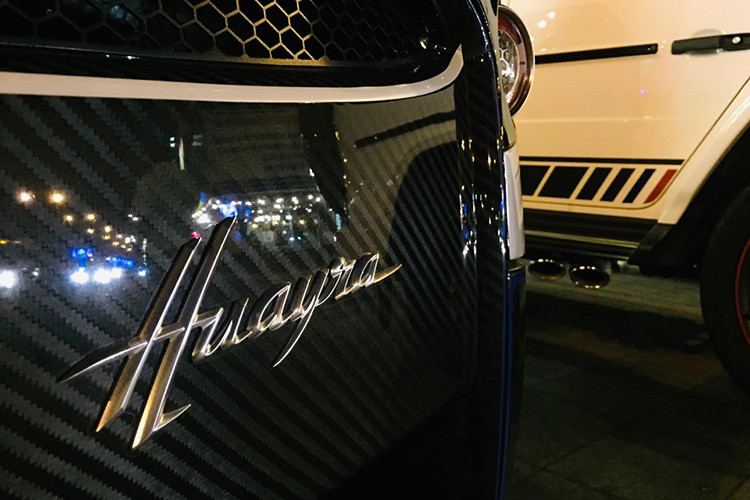 Bên hông cửa xe phía ghế phụ là con số 405. Ngoài ra còn kèm theo đó là chữ ký của Minh Nhựa hai bên hông xe Pagani Huayra. Một số điểm nhấn trên siêu xe Pagani Huayra còn có các sọc màu xanh dương, trắng và đỏ chạy dọc trên nắp capô, phía đuôi xe. Ngoài ra, nẹp sườn bên hông xe bằng carbon còn có thêm các viền màu xanh dương và đỏ.