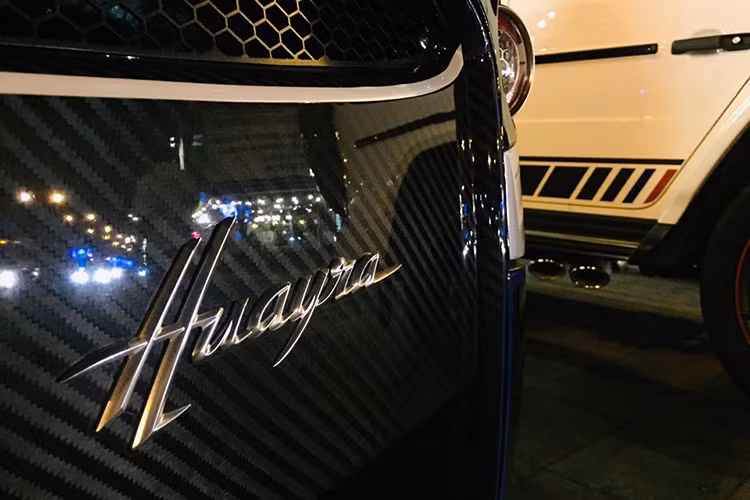 Bên hông cửa xe phía ghế phụ là con số 405. Ngoài ra còn kèm theo đó là chữ ký của Minh Nhựa hai bên hông xe Pagani Huayra. Một số điểm nhấn trên siêu xe Pagani Huayra còn có các sọc màu xanh dương, trắng và đỏ chạy dọc trên nắp capô, phía đuôi xe. Ngoài ra, nẹp sườn bên hông xe bằng carbon còn có thêm các viền màu xanh dương và đỏ.