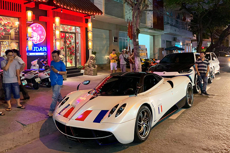 Sự có mặt của siêu xe Pagani Huayra 80 tỷ cùng bộ 3 SUV đình đám là Range Rover Autobiography LWB 2018, Mercedes-AMG G63 Edition One và Lamborghini Urus của Minh Nhựa trên đường phố ở Đà Nẵng đã khiến không ít bạn trẻ mê xe quan tâm và đứng chờ ở đây xem Pagani Huayra được vị đại gia này đích thân lái đi trên đường phố Đà Nẵng.