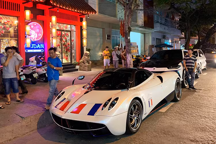 Sự có mặt của siêu xe Pagani Huayra 80 tỷ cùng bộ 3 SUV đình đám là Range Rover Autobiography LWB 2018, Mercedes-AMG G63 Edition One và Lamborghini Urus của Minh Nhựa trên đường phố ở Đà Nẵng đã khiến không ít bạn trẻ mê xe quan tâm và đứng chờ ở đây xem Pagani Huayra được vị đại gia này đích thân lái đi trên đường phố Đà Nẵng.
