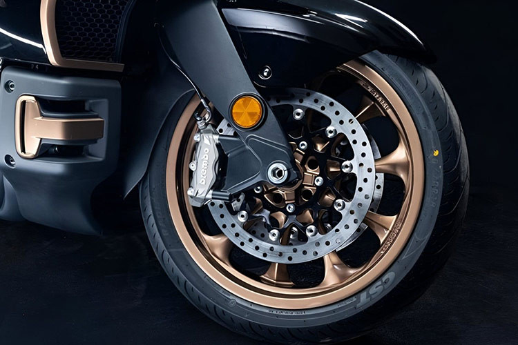 Về mặt trang bị, Souo S2000 GL có những tính năng rất thú vị, tưởng chừng chỉ có thể thấy trên ôtô; một trong các tính năng điển hình có thể nêu tới là giám sát điểm mù. Một tính năng quan trọng khác cần kể tới là khả năng kết nối với mạng 4G. Khi kết nối với internet, xe có thể tự động cập nhật phần mềm OTA cũng như những tính năng khác.