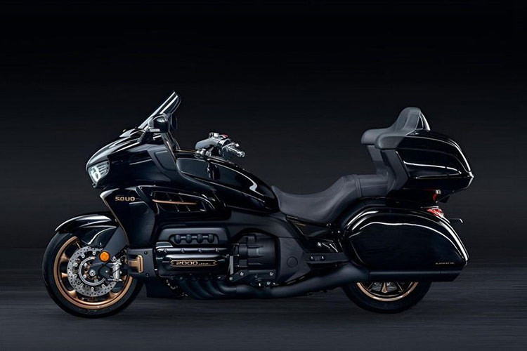 Mẫu xe môtô khủng Souo S2000 sở hữu điểm nhấn đặc biệt là động cơ boxer 8 xi-lanh, dung tích 2.000cc, những thông số dường như chỉ xuất hiện trên những chiếc xe ô tô. Đây là mẫu xe thương mại đầu tiên trên thế giới sử dụng động cơ boxer 8 xi-lanh.