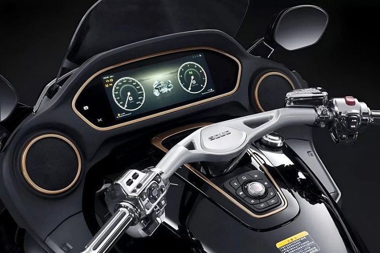 Khối động cơ này trên Souo S2000 GL là loại 8 xi-lanh; công suất sinh ra sẽ truyền tới bánh sau qua hộp số 8 cấp ly hợp kép (Dual Clutch Transmission - DCT). Trên Gold Wing, mẫu xe của Honda chỉ sử dụng động cơ 6 xi-lanh với hộp số 7 cấp.