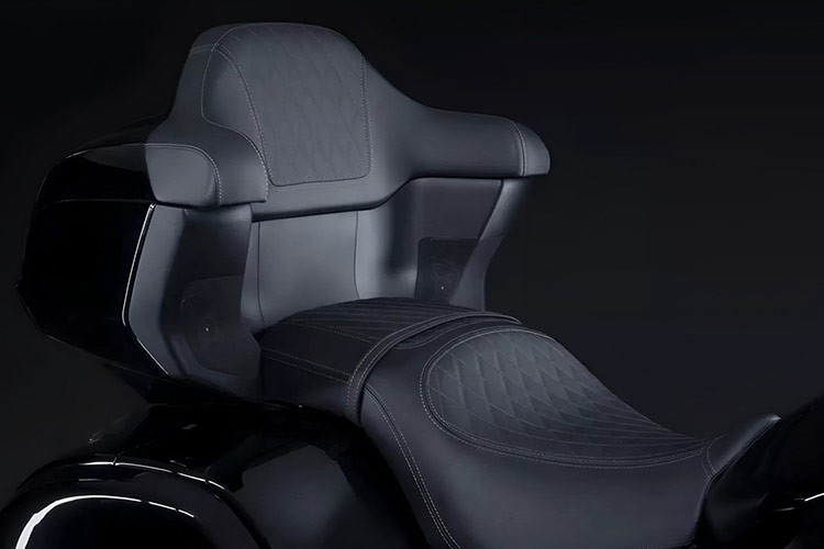 Nhìn chung, GWM Souo S2000 GL mang hình dáng của một chiếc motor du lịch cỡ lớn. Ngoại hình của xe có thể trông giống với đối thủ Honda GL-1800 Gold Wing, đồng thời cũng có một số yếu tố tương đồng khi tham chiếu với K1600 của BMW. Điều khiến Souo S2000 GL trở nên khác biệt chính là hệ truyền động của xe đi kèm với động cơ khác biệt với các đối thủ của mình.