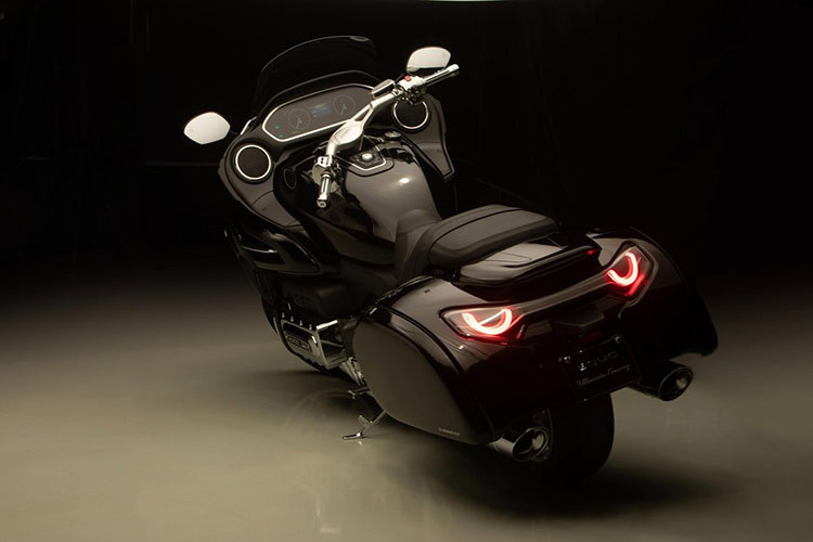 Souo S2000 GL đi kèm hệ thống treo trước Hossack độc nhất của mẫu xe này. Hệ thống phanh được trang bị kẹp phanh và đĩa phanh Brembo kết hợp với hệ thống phanh tay điện tử. Điều đó giúp ích cho việc đỗ xe ở những khu vực có độ dốc. Ngoài ra còn có hệ thống Cruise Control có thể tự điều chỉnh tốc độ lên xuống, hệ thống số lùi.