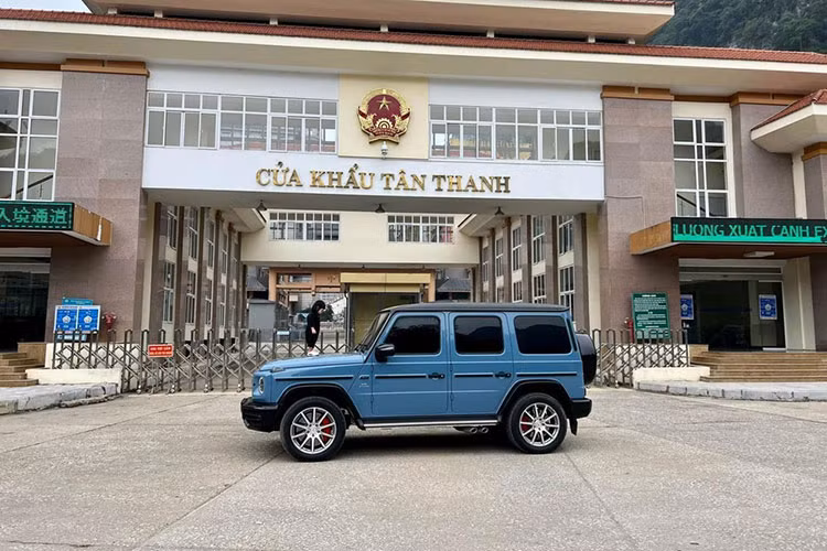 Mới đây, doanh nhân Nguyễn Quốc Cường (Cường Đô la) đã chia sẻ trên mạng xã hội những hình ảnh vợ chồng anh trong chuyến bay đầu tiên của năm 2022 từ Sài Gòn đi Hà Nội, trước khi di chuyển bằng chiếc xe SUV Mercedes-AMG G63 hơn 10 tỷ về quê nhà của Đàm Thu Trang ở Lạng Sơn.