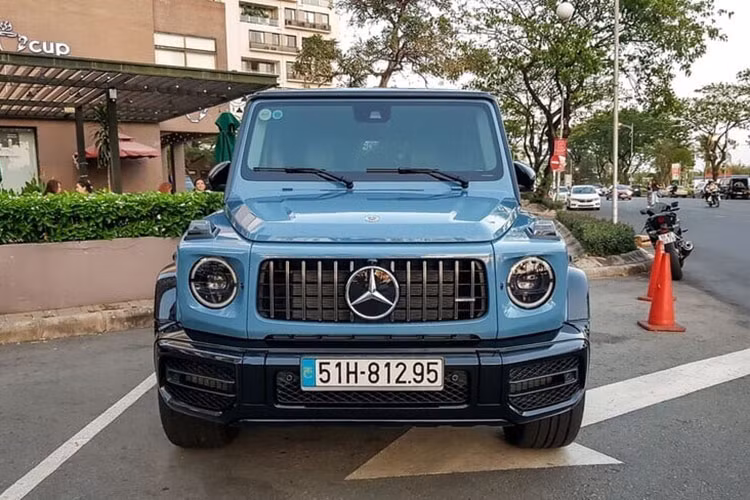 Chiếc SUV hạng sang Mercedes-AMG G63 được Cường Đô la mang ra Lạng Sơn có màu sơn xanh China, là xe đầu tiên về nước mang bộ áo này. Đây là quà tặng được doanh nhân này mua tặng cho vợ theo diện đặt hàng chính hãng và mất 6 tháng mới nhận bàn giao xe.