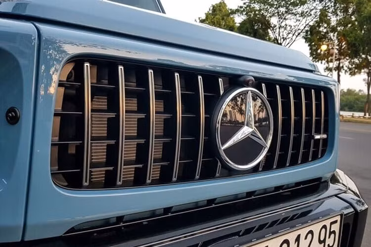 Bên cạnh đó, Mercedes-AMG G63 còn nổi bật với ngoại hình to lớn và rất hầm hồ kết hợp cùng những đường gấp khoẻ khoắn đặc trưng của dòng G-Class. Nhiều chi tiết ngoại thất của xe như viền cửa, lưới tản nhiệt, viền tấm che bánh sơ cua… được ốp sơn đen bóng theo gói Night Package thay vì mạ chrome sáng bóng.