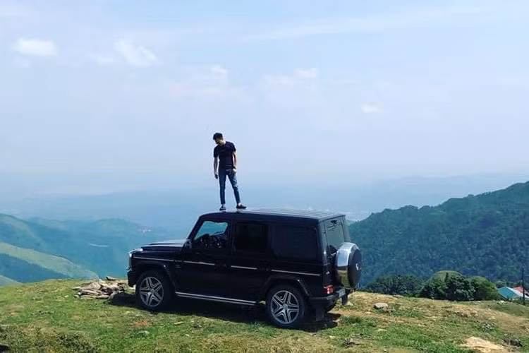 Trên trang cá nhân của mình, Cường Đô la chia sẻ hình ảnh đứng trên nóc chiếc xe Mercedes-AMG G63 ở đỉnh Mẫu Sơn, được biết, trước đó 2 năm, Cường Đô la cũng từng mượn bạn chiếc xe Mercedes-Benz G-Class để chở Đàm Thu Trang về Lạng Sơn thăm nhà và cũng từng lái xe lên đây chụp ảnh.