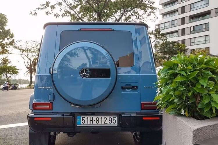 Mercedes-AMG G63 màu xanh China này vẫn sử dụng khối động cơ xăng V8, tăng áp kép, dung tích 4.0 lít, tạo ra công suất tối đa 585 mã lực tại tua máy 6.000 vòng/phút và mô-men xoắn cực đại 850 Nm tại dải tua máy 2.500 - 3.500 vòng/phút. Sức mạnh được truyền tới cả 4 bánh thông qua hộp số tự động AMG Speedshift Plus 9 cấp.