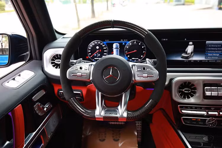 Bên trong khoang nội thất của Mercedes-AMG G63 là sự kết hợp giữa thiết kế cổ điển cứng cáp pha trộn với công nghệ của tương lai. Với 2 màn hình lớn được thiết kế kéo dài giống với E-Class và S-Class. Cửa gió điều hoà được mô phỏng với thiết kế của tua-bin máy bay chiến đấu. Vô lăng 4 chấu kim loại mạ crome, bọc da cao cấp. Màn hình hiển thị thông tin dạng số hoá cho chất luợng hiển thị tối ưu...
