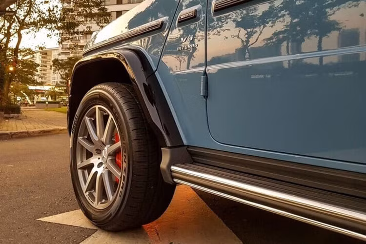 Chiếc Mercedes-AMG G63 này thuộc phiên bản mới nhất có mặt tại Việt Nam với một số thay đổi tích cực. Điểm dễ nhận biết nhất của phiên bản này so với"người tiền nhiệm" là phần đèn pha được tái thiết kế, sử dụng công nghệ LED cùng thanh cản va trước được tinh chỉnh, hốc gió thể thao hơn và lưới tản nhiệt sửa đổi.